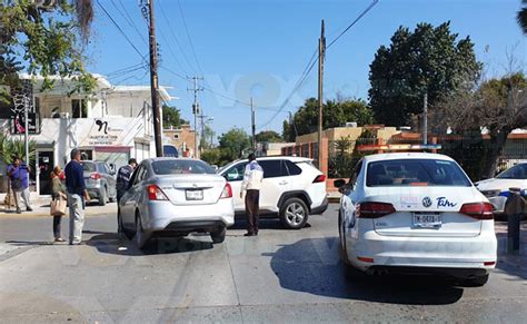 Rebasa límite de alto y causa accidente en céntrica avenida de Victoria