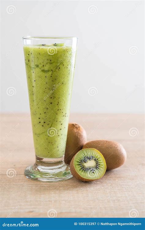 Smoothie Fresco Sano Del Kiwi En Vidrio Imagen De Archivo Imagen De