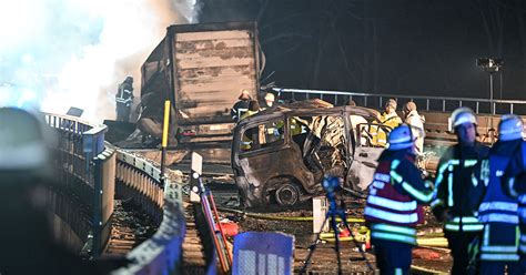 Zusammenprall Mit Lastwagen J Hriger Autofahrer Stirbt