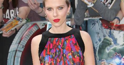 Le sex appeal de Scarlett Johansson à la première d Avengers Premiere fr