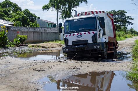 Caminh O Da Coleta De Lixo Fica Atolado Em Rua No Nereidas