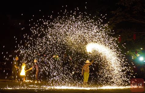 新春民俗看成都非遗打铁花点亮古镇夜空 四川在线