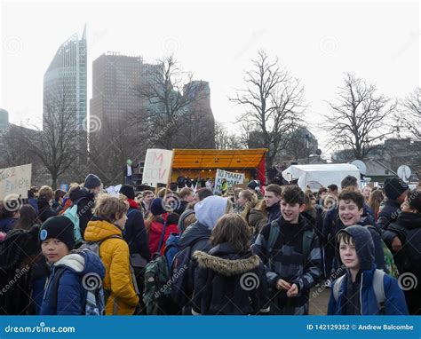 Estudiantes En La Protesta Anti Del Cambio De Clima En La Haya Con Las