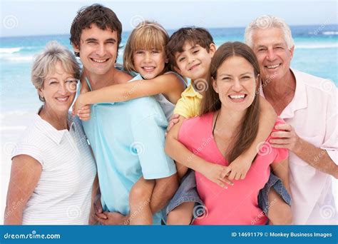 Familia De Tres Generaciones Que Se Relaja En La Playa Imagen De