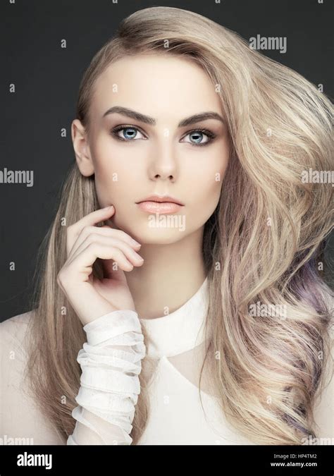Portrait érotique de jeune belle femme Sexy blonde Photo Stock Alamy
