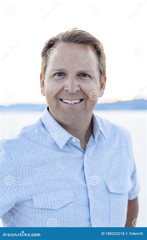 Retrato Externo De Um Belo Homem De Meia Idade Foto De Stock Imagem