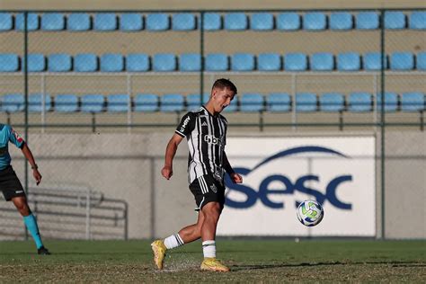 Joia da base Conheça o jogador do Atlético MG que fez golaço do meio