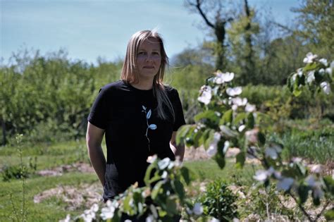 C Te Fleurie Dans Son Jardin Fleuriste Caroline S Panouit Au Rythme