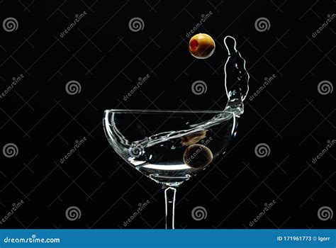 Silueta De Martini Con Aceitunas Verdes Sobre Fondo Negro Imagen De