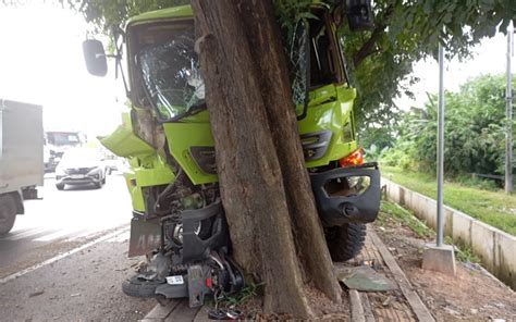 Diduga Rem Blong Truk Kontainer Tabrak Pohon Dan Sepeda Motor