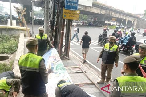 Bawaslu Dki Satpol Pp Tertibkan Alat Peraga Kampanye Bacaleg Antara