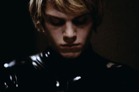 Evan Peters as Tate Langdon in the rubber suit ピーターズ エヴァン