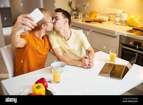 Gay Couple Kissing Man Banque D Image Et Photos Alamy