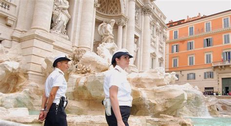 Si Tuffa Nella Fontana Di Trevi Vestito Da Senatore Dell Antica Roma