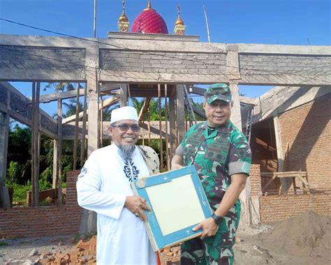 Serahkan Tegel Dus Danrem Tatag Persiapan Lantai Masjid Al