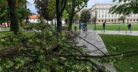 Burze i silny wiatr w Polsce Ponad 2 7 tys interwencji straży