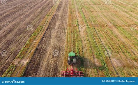 Trattore Sul Campo Con Ripresa Aerea K Stock Footage Video Di Pianta