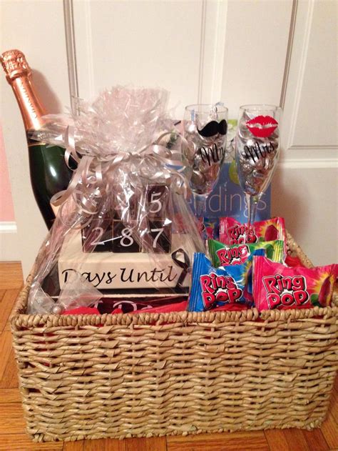 25+ unika Engagement gift baskets-idéer på Pinterest