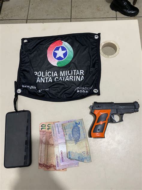 Criminoso rouba celular arma de brinquedo e é preso pela PM