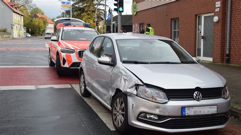 Notarzt Fahrzeug stößt mit Pkw in Wolfenbüttel zusammen