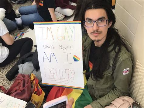 Due Insegnanti Costretti A Dimettersi Perch Gay Tutti Gli Studenti Escono Dalla Scuola Per