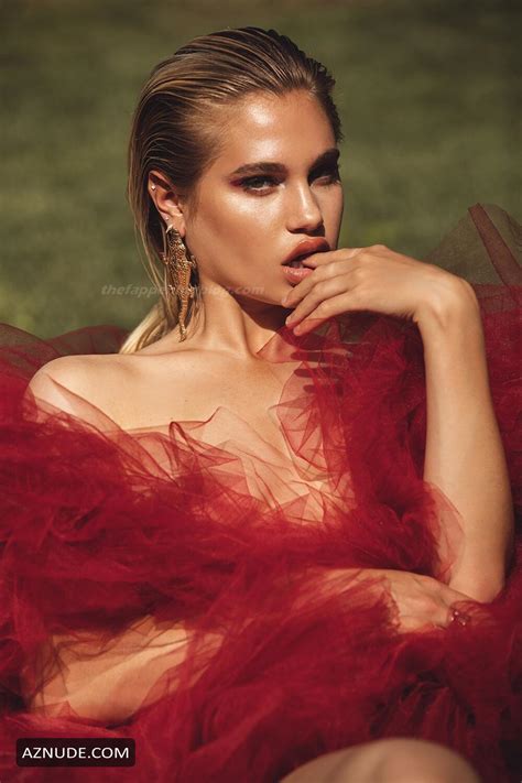 Meredith Mickelson Nude And Sexy Gets Naked In A Photoshoot AZNude