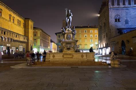 Premium Photo Panorama Of Piazza Del Nettuno In Bologna At Night