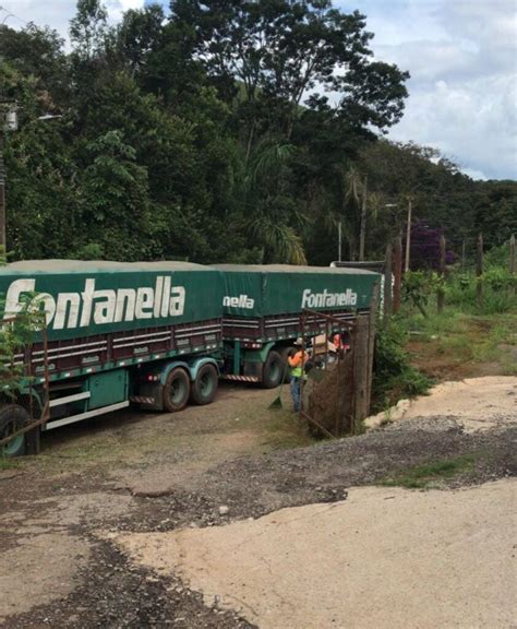 Itabirito GPS joga carreta em via de difícil passagem e veículo