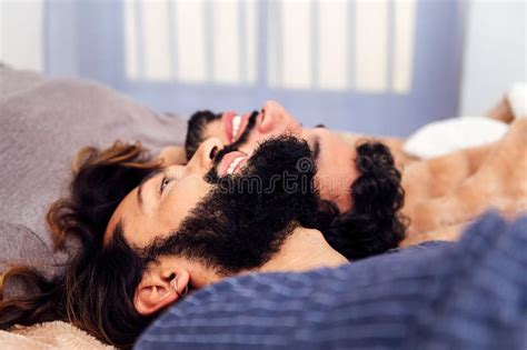 Pareja Gay Feliz Sonriendo En La Cama Foto De Archivo Imagen De Resto Cuidado