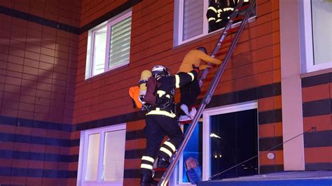 Hamburg Horn Feuerwehr Rettet Zwei Jungen Mit Leiter Aus Brennender