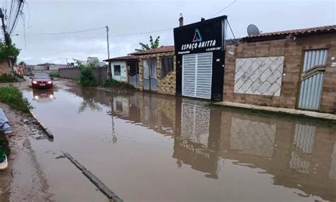 Ilhados após chuvas moradores da Rua do Telégrafo pedem solução às