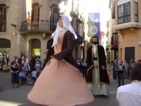 Els Ve Ns Surten Al Carrer Per Les Festes Al Barri De La Font Vella