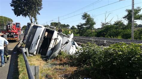 Incidente Su Via Pontina Camion Contro Guard Rail Conducente Perde Un