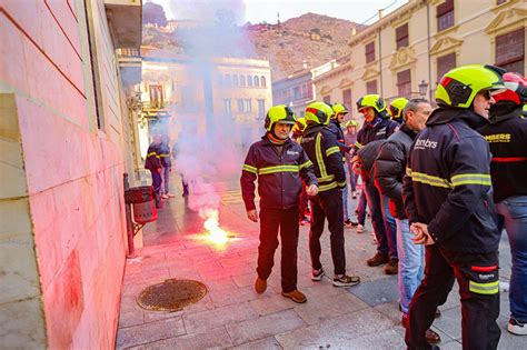 Protesta De Los Bomberos Ante El Pleno Del Consell Contra La Unidad Valenciana De Emergencias