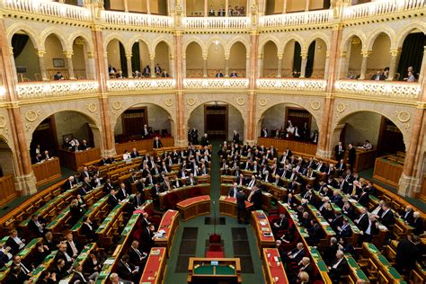 Megszavazta A Parlament A Vesz Lyhelyzet Meghosszabb T S T Szmo Hu