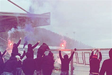 Banderole Et Fumigènes Les Supporters Du Rfc Liège Mettent Lambiance à Lentraînement Avant La