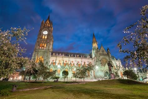 La basílica del voto nacional en quito ecuador Foto Premium