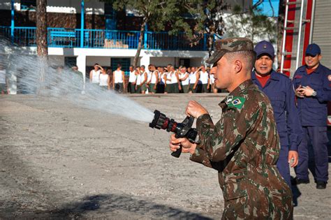 Militares recebem instrução de combate a incêndio