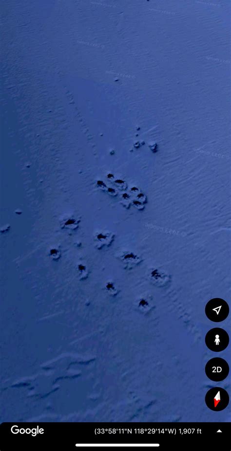 Weird pattern underneath ocean. Possibly old oil drilling? 🤷‍♂️ (33°58