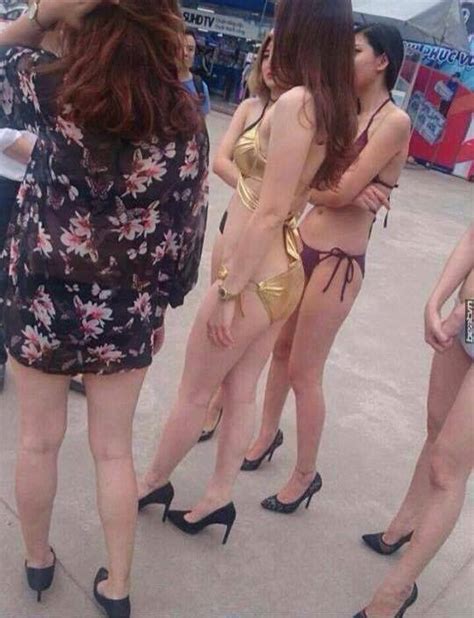 Ng I M U M C Bikini Trong Si U Th Gi O D C Gi I T Nh