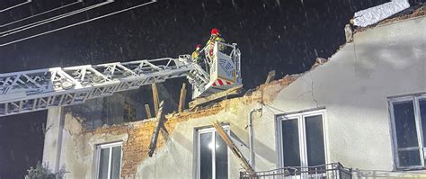 Zawalony dach nad kamienicą w Ostrowcu Św Komenda Powiatowa