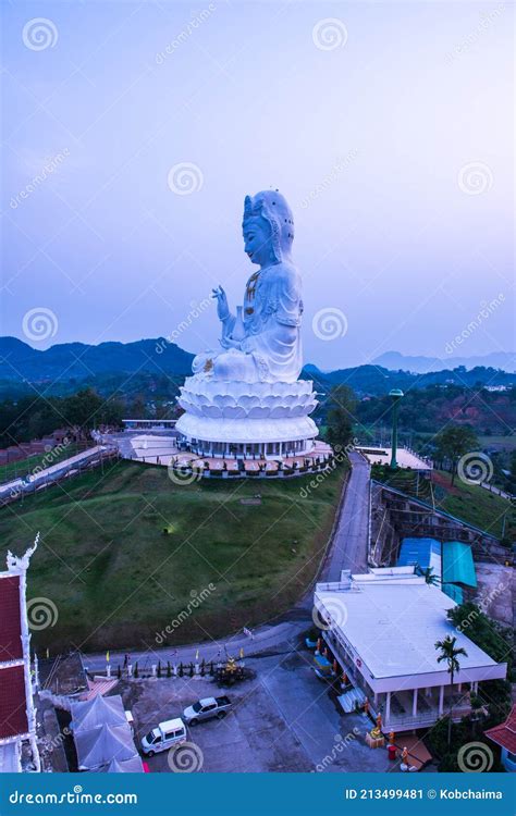 Hermosa Estatua De Guan Yin En El Templo Huay Pla Kang Imagen De