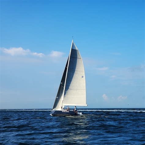 What is a keelboat? - American Sailing