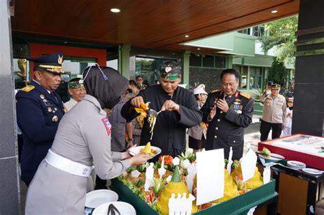 Dalam Rangka Hut Tni Ke Kapolda Jabar Berikan Kejutan Kue Ulang