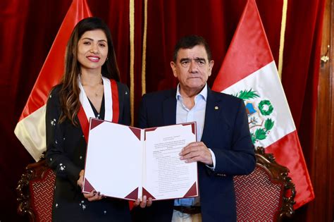 Presidente del Congreso firma autógrafa de ley que establece