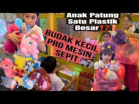 Budak Kecil Lagi Pandai Main Mesin Sepit Dapat Banyak Anak Patung Dan