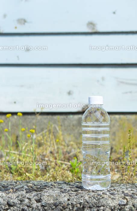 道端に置かれた水の入ったペットボトルとコピースペースの写真素材 [219186745] イメージマート