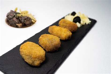 Croquetas De Guiso De Rabo De Toro La Perla Food