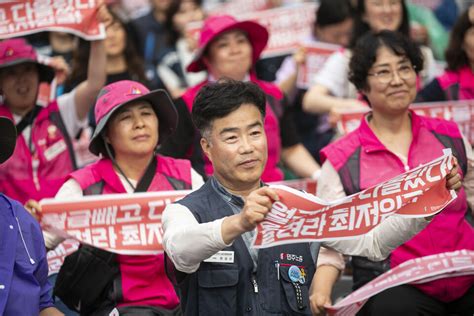 포토 “‘말로만 그만하고 실질적인 최저임금 인상하라” 최저임금 대폭인상 민주노총 결의대회 열려