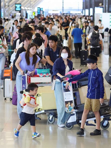 関西空港で出国ラッシュ始まる [写真特集7 7] 毎日新聞